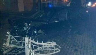 В Ровно автомобиль въехал в остановку, есть пострадавшие