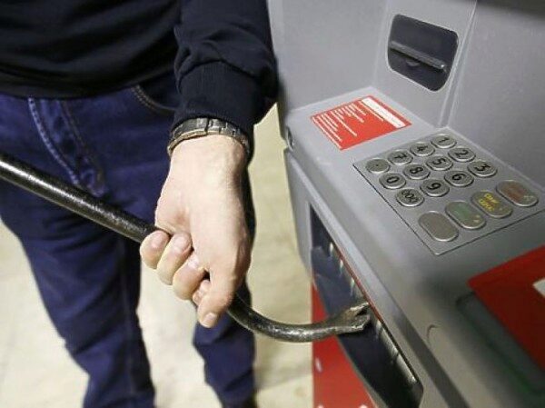 В Самаре грабитель украл из банкоматов более 3 миллионов рублей