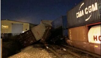 В США товарный поезд сошел с рельсов, повреждены дома