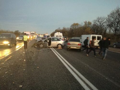 В Ставропольском крае в жуткой аварии с 4 автомобилями погибли два человека