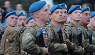 В Украине у десантников изменился цвет берета