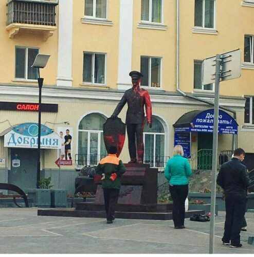 В Ульяновске задержаны преступники, облившие памятник полицейского краской