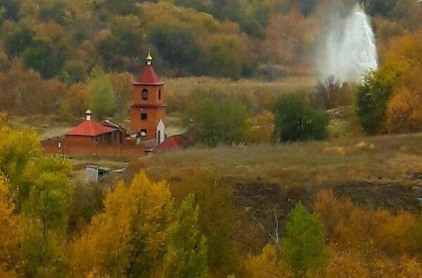В Волгограде в пойме реки образовался 10 метровый фонтан