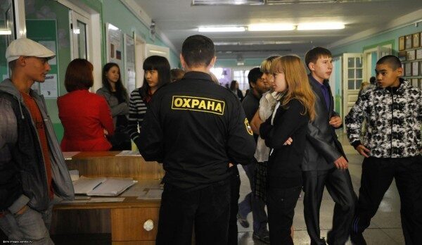 В Воронеже школа незаконно собирала деньги на охрану