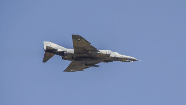 В Японии загорелся истребитель F-4 во время взлета