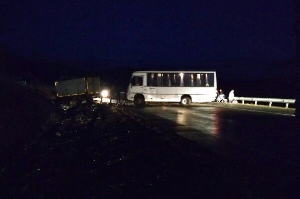 В Забайкалье столкновение грузовика и автобуса унесло жизнь 1 человека, 14 пострадали
