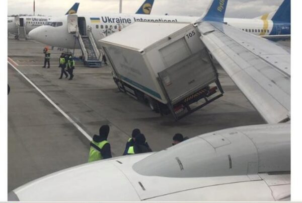 В Борисполе Boeing столкнулся с грузовым автомобилем, пассажиров пересадили в другой самолет