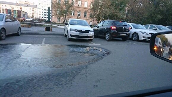 В центре Челябинска в результате аварии затопило дорогу