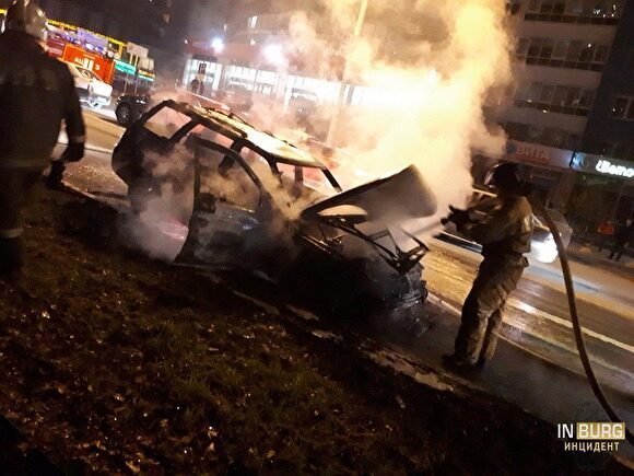 В центре Екатеринбурга горел ВАЗ-2111. «Что-то замкнуло в электропроводке автомобиля»