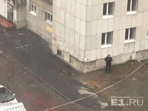 В центре Екатеринбурга силовики с автоматами оцепили жилой дом