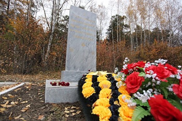 В Екатеринбурге ЦПКиО превращается в кладбище: в парке появилась могильная аллея