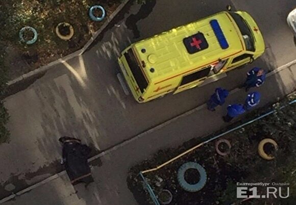 В Екатеринбурге девушка выпала с 12-го этажа