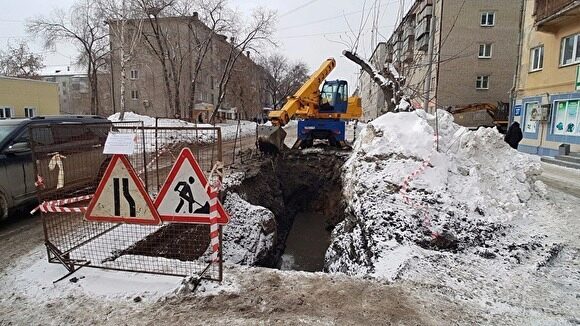 В Екатеринбурге ликвидируют аварию, оставившую без воды часть домов на ВИЗе