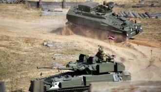 Великобритания передала Латвии 65 боевых разведывательных бронемашин