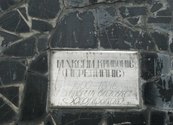 В государстве Украина монумент Дзержинскому переделали в бюст казака