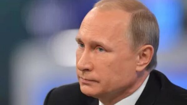 Владимир Путин распорядился повысить зарплаты бюджетникам