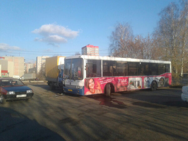 В новом микрорайоне Кирова пассажирский автобус столкнулся с «Газелью»