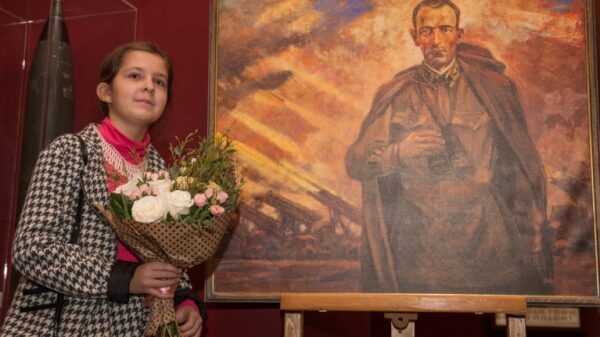 Внучка капитана Флёрова не смогла сдержать слёзы, увидев портрет деда в Музее Победы