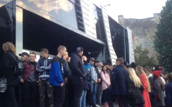 Во Львове активисты блокируют концерт Бабкина