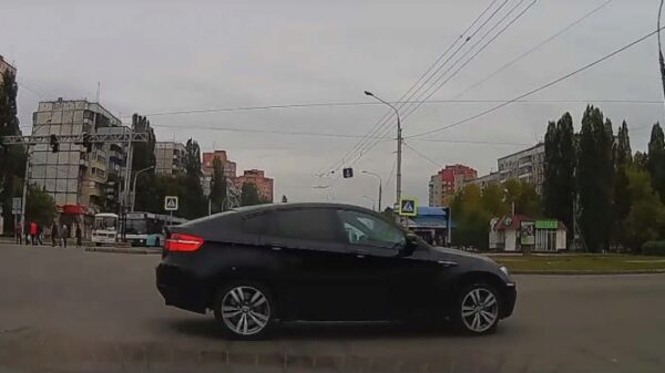 Водитель BMW едва не устроил аварию в Липецке (видео)