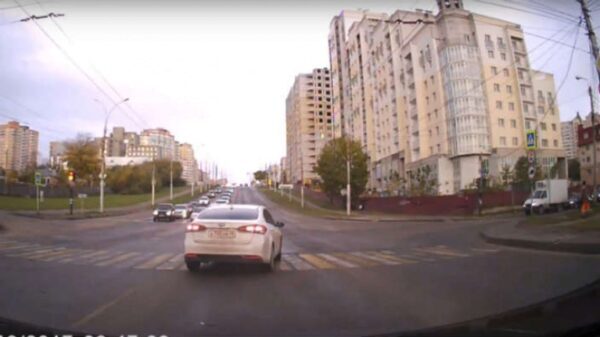 Водитель «Киа» пересек двойную сплошную и поехал на красный свет (видео)