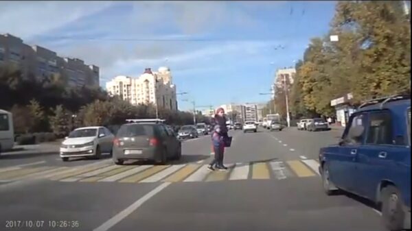 Водитель «ВАЗа» едва не сбил женщину с ребенком (видео)