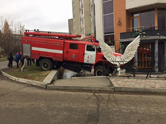 В Первоуральске пожарная машина протаранила салон красоты