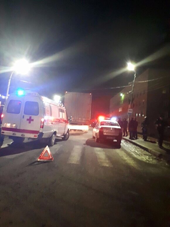 В Серове на пешеходном переходе под колесами фуры погибли две женщины