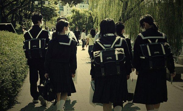 Японскую школьницу заставляли красить волосы в черный цвет