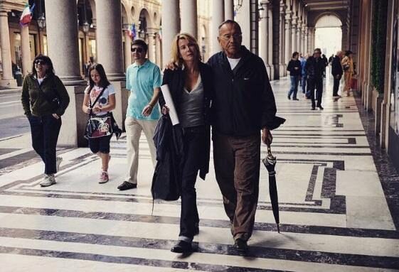 Юлия Высоцкая поделилась снимком с прогулки с мужем Андреем Кончаловским