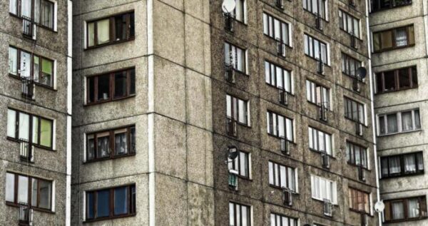 Женщина выпала с девятого этажа в Ставрополе