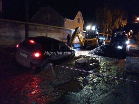 Жертвами ямы с грязью на саратовской улице стали пять машин