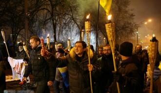Активисты зажгли на Майдане факелы и фаеры в знак протеста