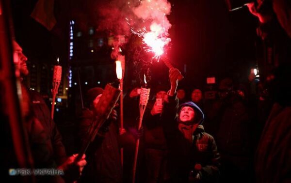 Активисты зажгли на Майдане факелы и фаеры в знак протеста