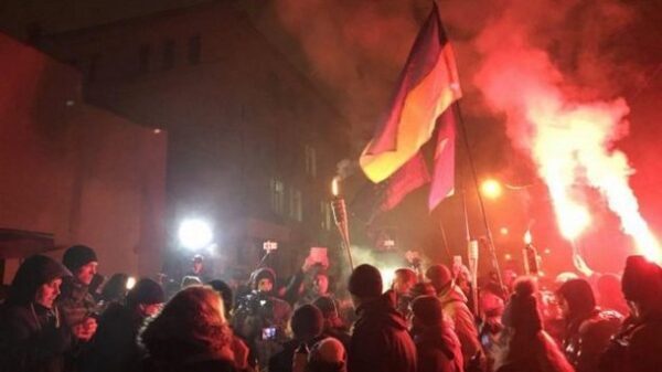 Активисты зажгли на Майдане факелы и фаеры в знак протеста