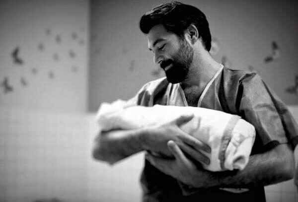 Алексей Чумаков опубликовал трогательный снимок с новорожденной дочерью