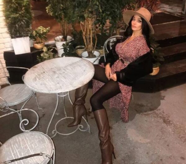 Алена Водонаева выложила в Instagram снимок с задранной юбкой