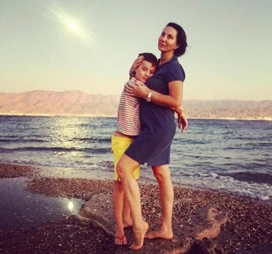 Алика Смехова опубликовала трогательное фото с сыном на фоне заката