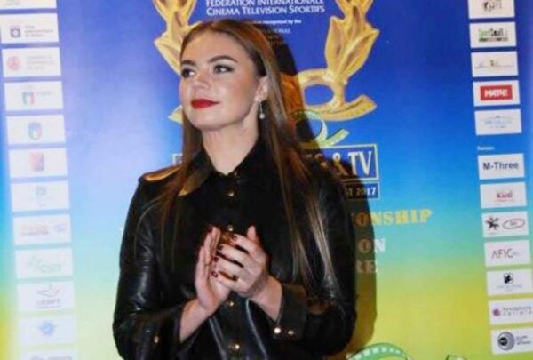 Алина Кабаева пришла за заслугой в сексуальном кожаном костюме