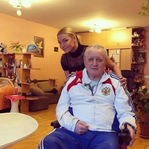 Анастасия Волочкова приехала к своему отцу-инвалиду