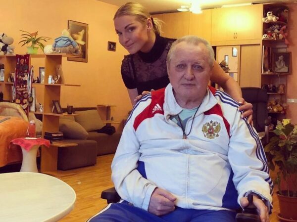 Анастасия Волочкова призналась, что ей сложно навещать отца-инвалида