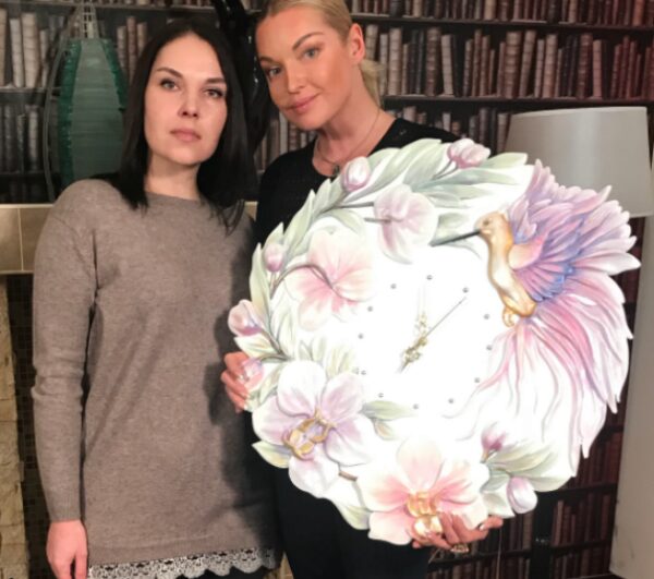 Анастасия Волочкова удивила фанатов кухонными часами в форме орхидей