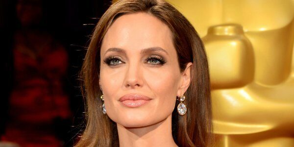 Анджелину Джоли попросили не заниматься любовными заклинаниями