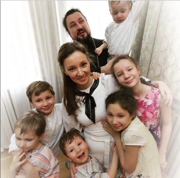 Анна Кузнецова выложила снимок с 6 детьми в честь Дня матери
