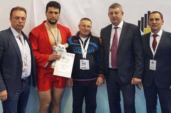 Артем Осипенко борется за победу на чемпионате мира в Сочи