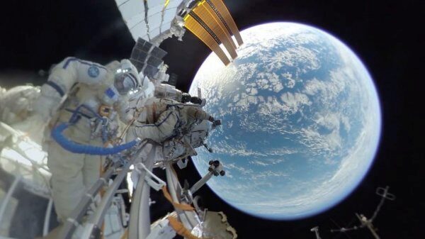Астронавт снял на видео Землю из открытого космоса