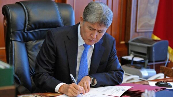 Атамбаев подписал закон о денонсации соглашения с Казахстаном о $100 млн