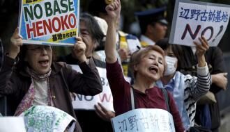 Беспорядки на Окинаве: японцы разбивают автомобили американских военных
