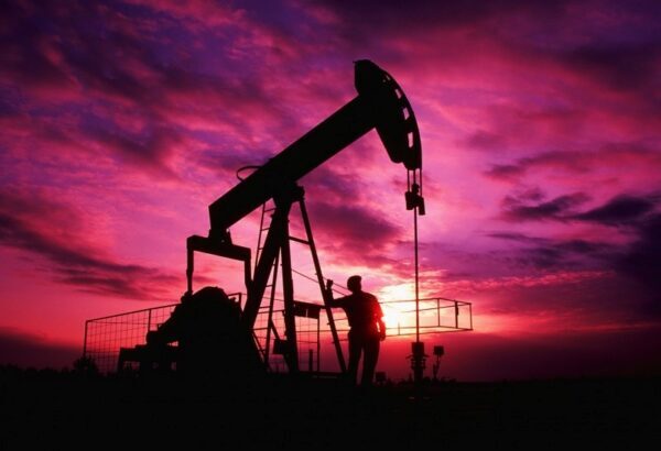 Цены на нефть ускорили снижение, Brent подешевела до $63,8 за баррель