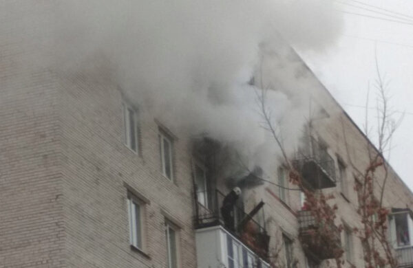 Cотрудники экстренных служб эвакуировали уже 15 человек из горящего дома на улице бойца Корзуна